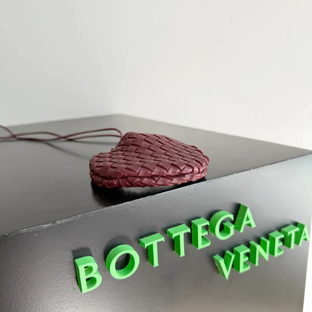 Batch 760 BV Miniature Sardine Cute and charming bag hanger. Why does it look so good on the bag‼ ️疗愈极了♥️百搭的包型搭配多巴胺色彩，心情整个都好起来了😍还可以背起来当小包使用，太好看了吧 Sardine是一个艺术品的梦想（Bird In Space天空之鸟）我们都称这款为行走的艺术品♥️ 款号：836834 颜色：巴罗红 尺寸：10*7*1.5cm